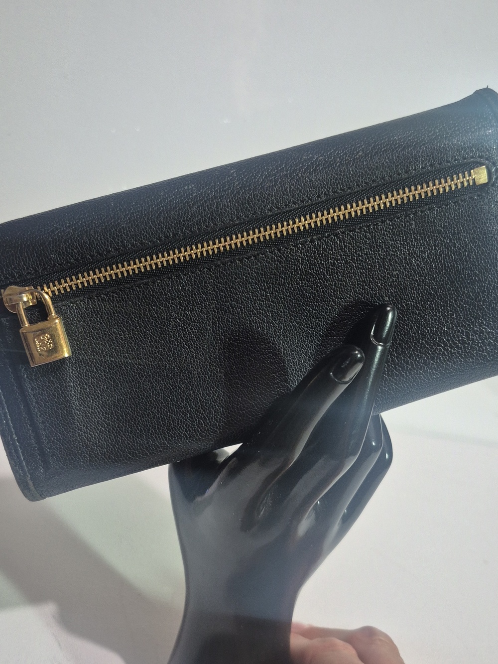 Black leather Loewe bi-fold long wallet with anagram logo. - Picture 4 of 11